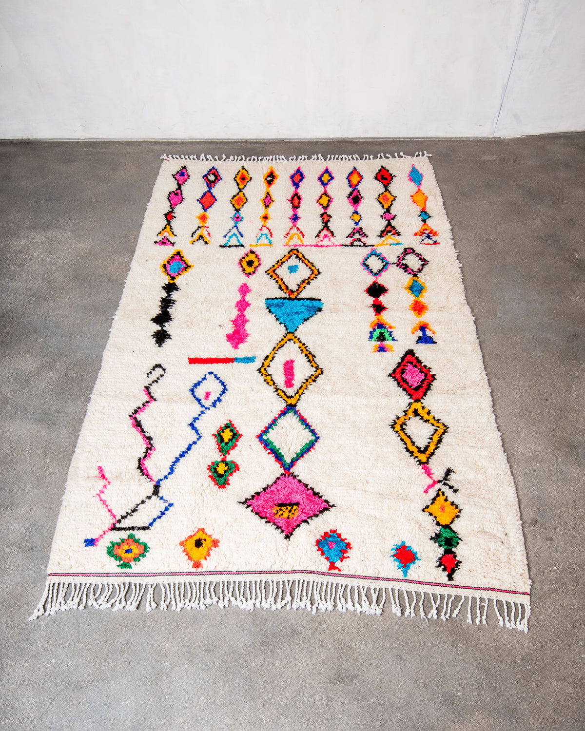 Modern designer handcrafted Berber rug from Morocco. Azilal rug with beautiful colors and patterns. Made of sheep’s wool and colourful cotton.